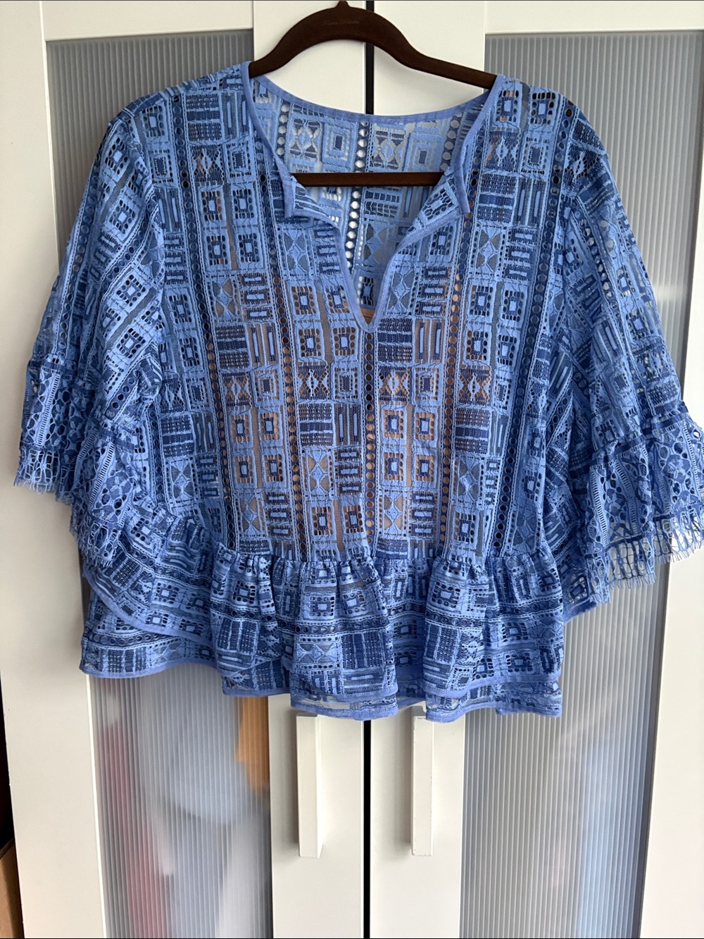 BCBGMAXAZRIA WOMEN LACE BLOUSE BELL- SLEEVE PEPLUM SIZE LARGE EXC/con